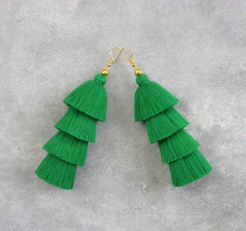 Handgefertigte Smaragdgrüne Quasten-Ohrringe Aus Baumwolle von SiamHillTribes