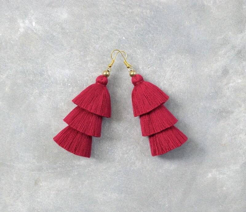 Handgefertigte Weinrote Quasten Ohrringe von SiamHillTribes