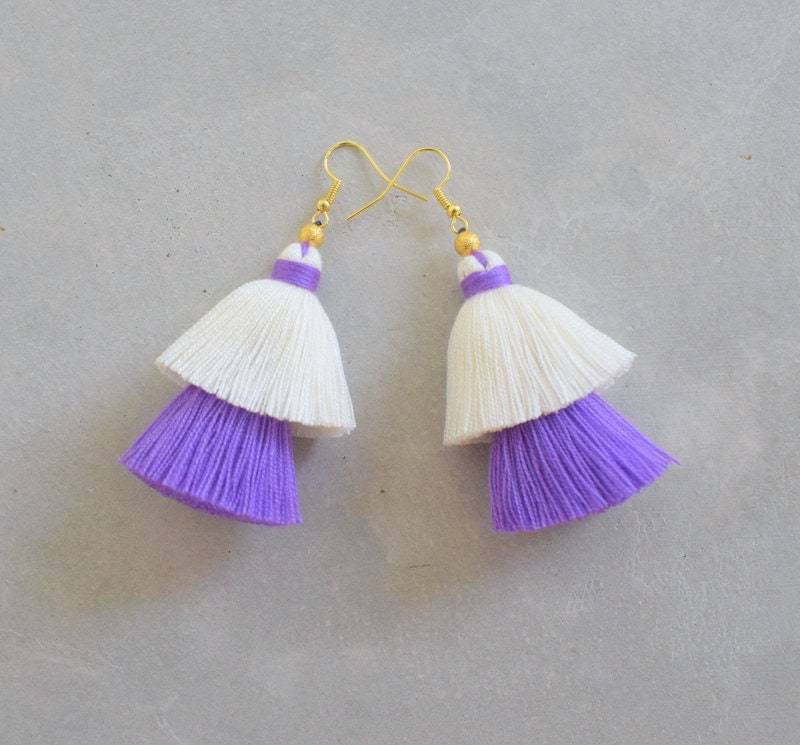 Handgefertigte Weiß & Lila Quasten Ohrringe von SiamHillTribes