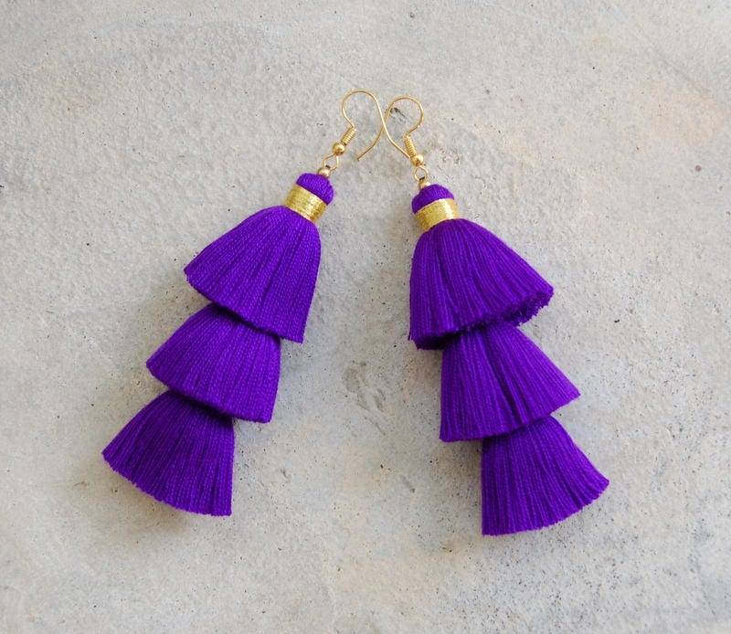 Handgemachte Dunkellila Quasten Ohrringe von SiamHillTribes