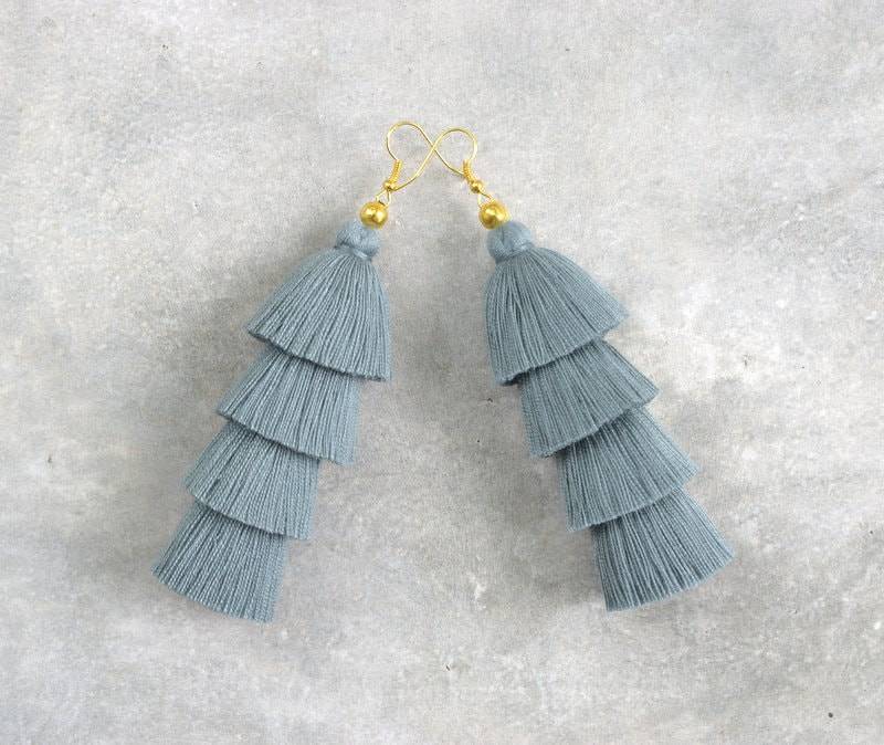 Handgemachte Graue Quasten-Ohrringe von SiamHillTribes