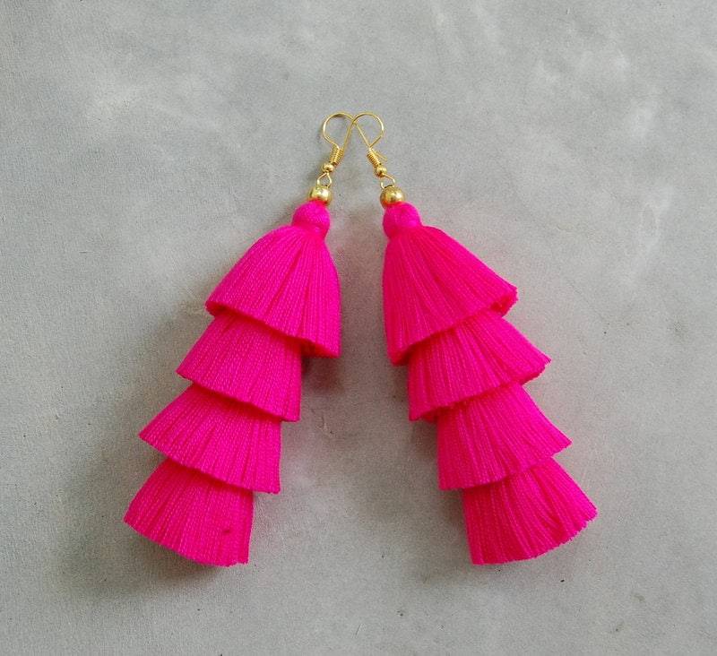Handgemachte Hot Pink Quasten Ohrringe von SiamHillTribes