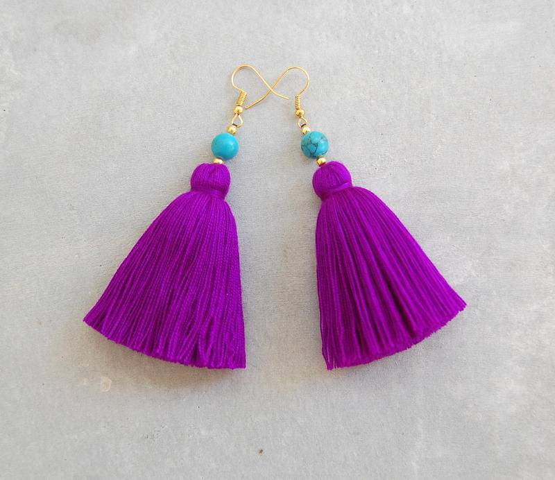 Handgemachte Lila Quasten Ohrringe Mit Türkis Perlen von SiamHillTribes