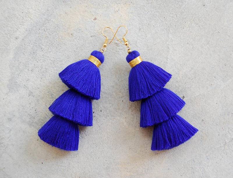 Handgemachte Marineblaue 3 Tiered Quasten Ohrringe von SiamHillTribes