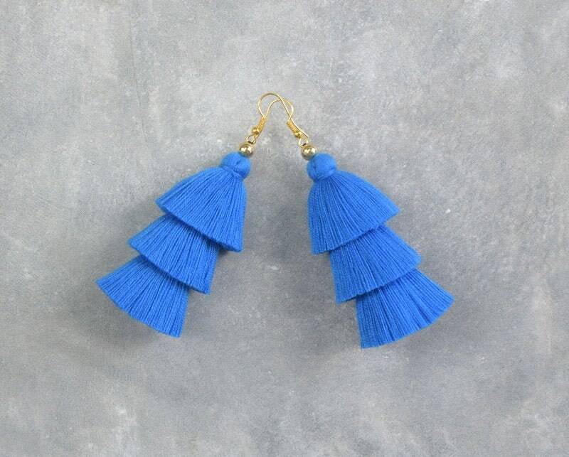 Handgemachte Tiefblaue Quastenohrringe von SiamHillTribes