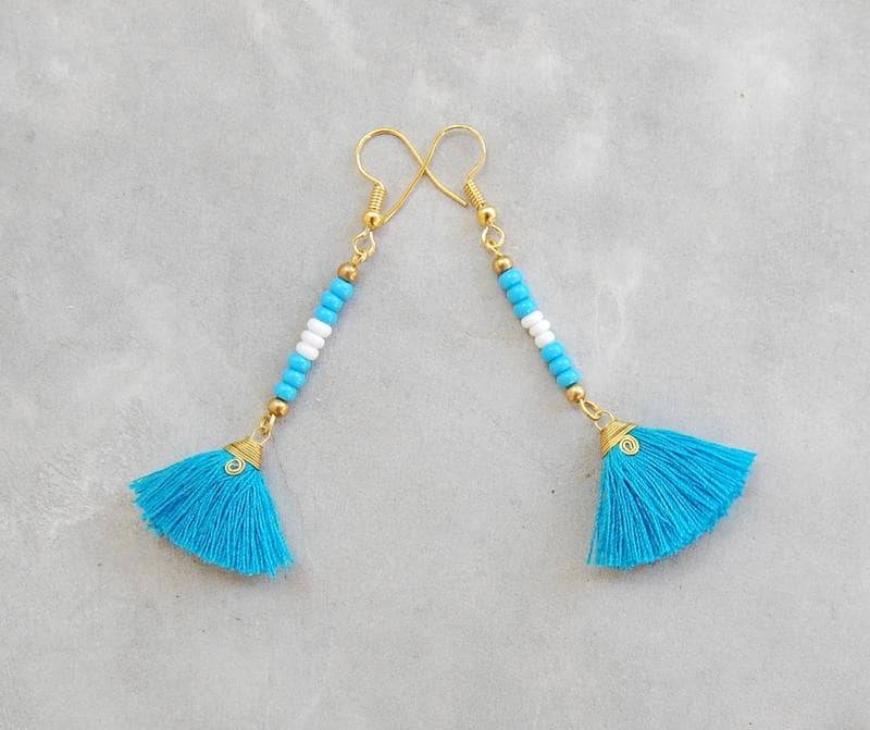 Handgemachte Weiß & Blaue Mini Quaste Ohrringe von SiamHillTribes