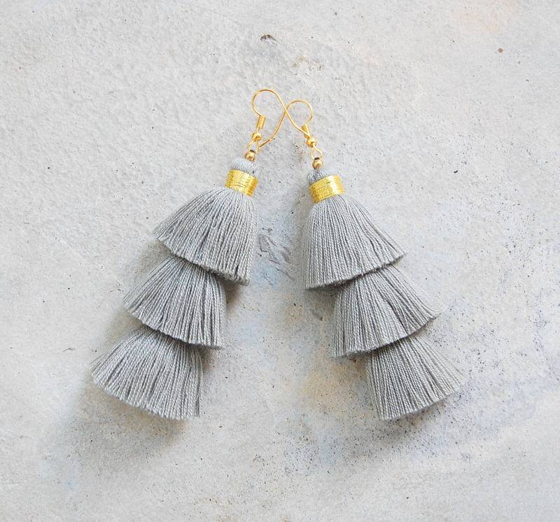 Hellgraue Quasten Ohrringe von SiamHillTribes