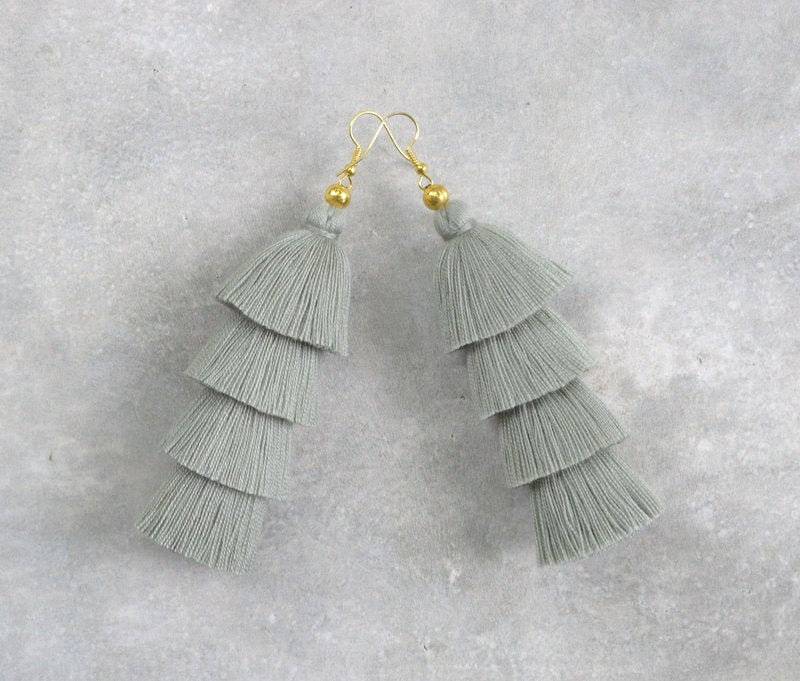 Hellgraue Quasten Ohrringe von SiamHillTribes