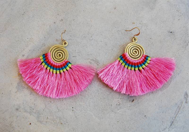 Hellrosa Seidige Quastenohrringe Mit Gewachster Baumwollschnur von SiamHillTribes