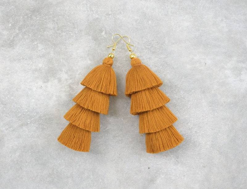 Karamell Braun Quaste Ohrringe von SiamHillTribes