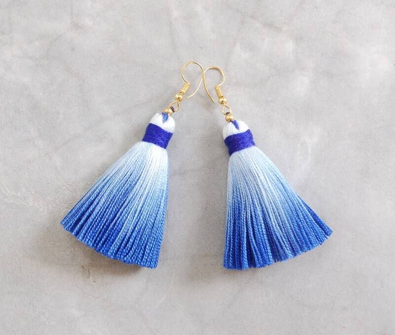 Kleine Dip Dyed Kobalt Blau Quasten Ohrringe von SiamHillTribes