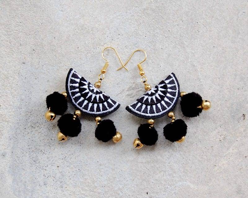 Kleine Schwarze Pom Ohrringe Mit Hill Tribe Stickerei von SiamHillTribes