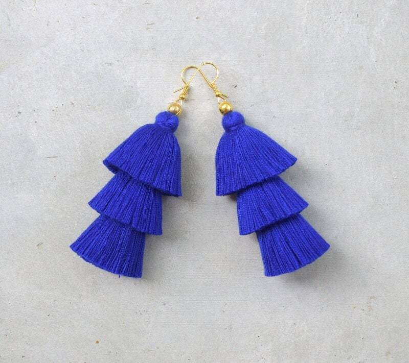 Marine-Blau Drei Abgestufte Quasten Ohrringe von SiamHillTribes