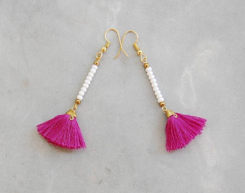 Mini Fuchsia Quaste Ohrringe Mit Weißen Perlen von SiamHillTribes