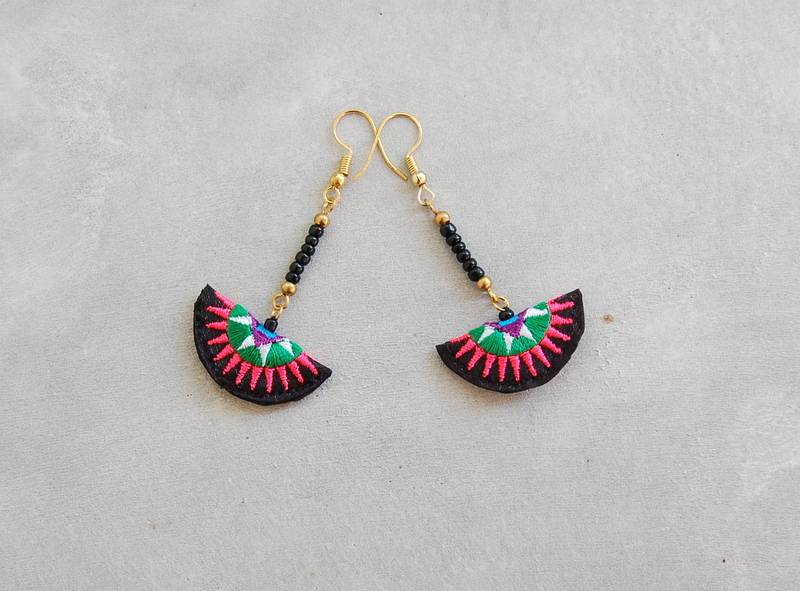 Mini Hmong Stickerei Fächer Ohrringe von SiamHillTribes