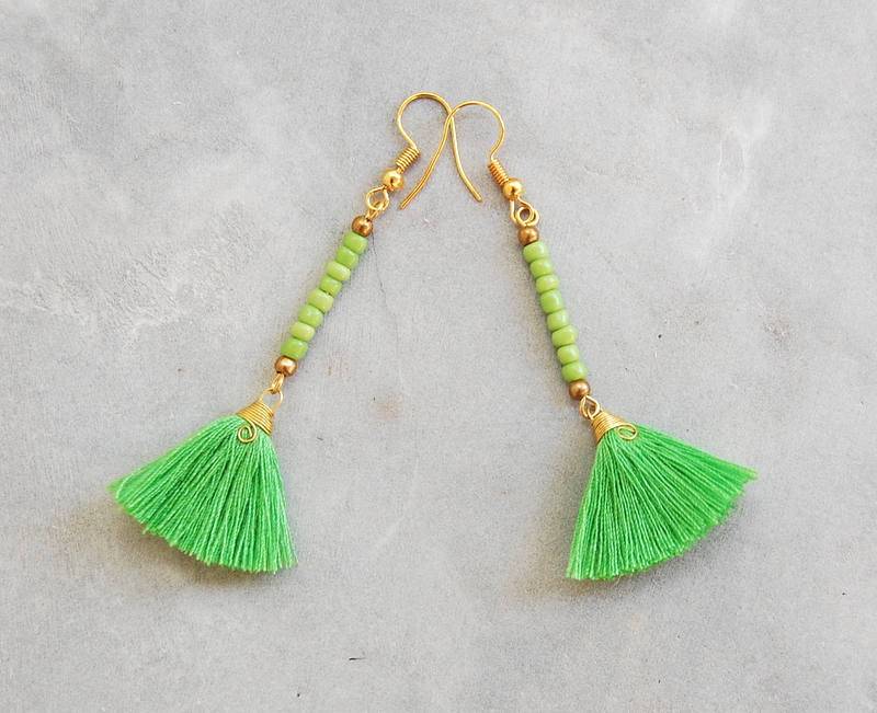 Mini Limettengrüne Quasten Ohrringe von SiamHillTribes