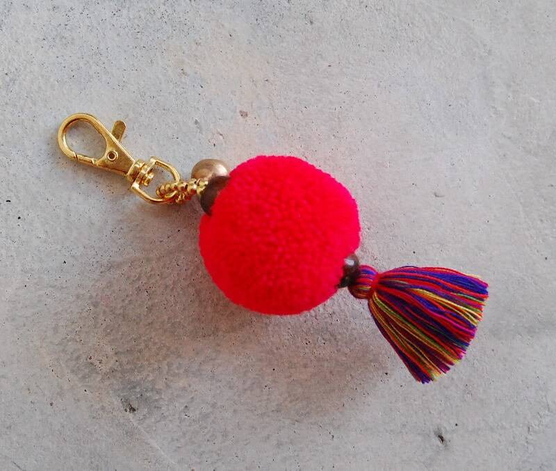Neon Pink Pom Quaste Schlüsselanhänger Mit Messingglöckchen von SiamHillTribes