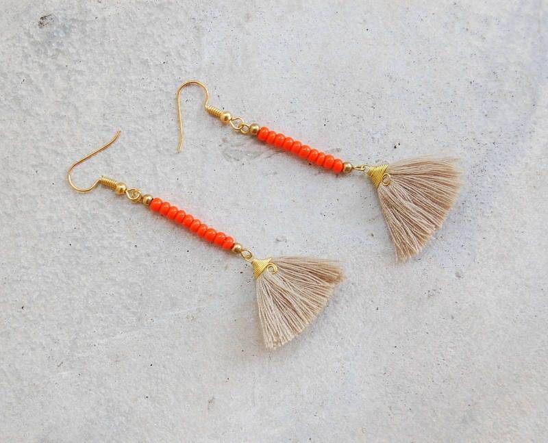 Perlen Mini Hellbraun Quaste Ohrringe von SiamHillTribes