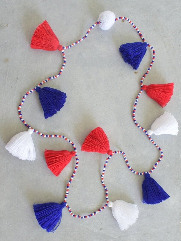 Rot Weiß Blau Handgemachte Quasten Halskette von SiamHillTribes
