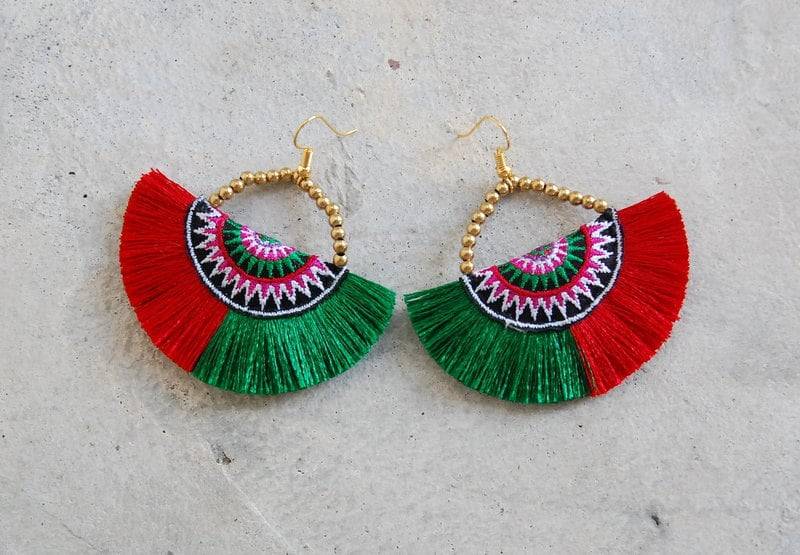 Rote Und Grüne Quasten Ohrringe Mit Hill Tribe Stickerei von SiamHillTribes