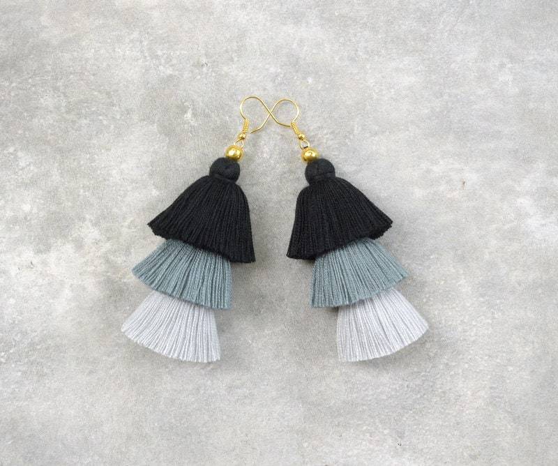 Schwarz & Grau Ombre Quaste Ohrringe von SiamHillTribes