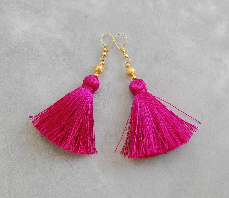 Seidige Fuchsia Quaste Ohrringe von SiamHillTribes