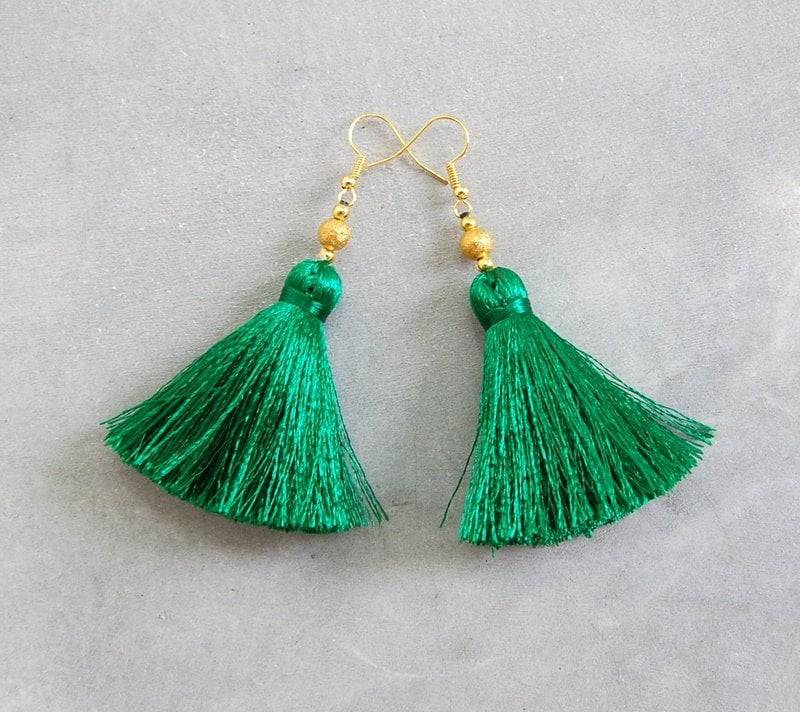 Seidige Smaragdgrüne Quasten-Ohrringe von SiamHillTribes