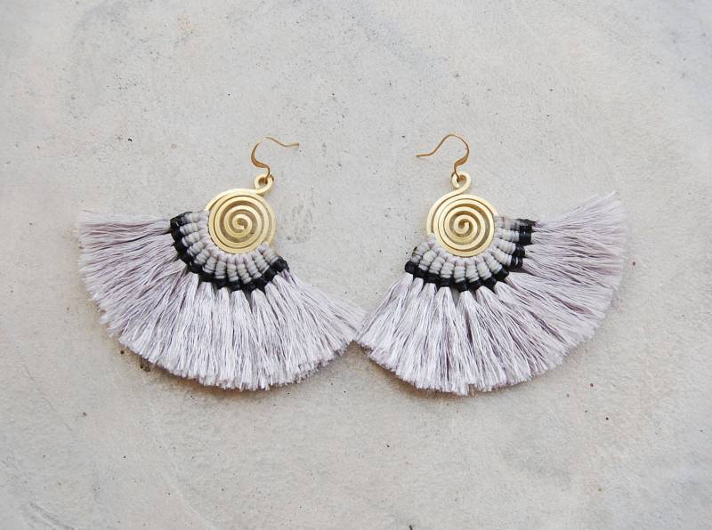 Spirale Hellgraue Quastenohrringe Handgewebt Auf Messing-Creolen von SiamHillTribes
