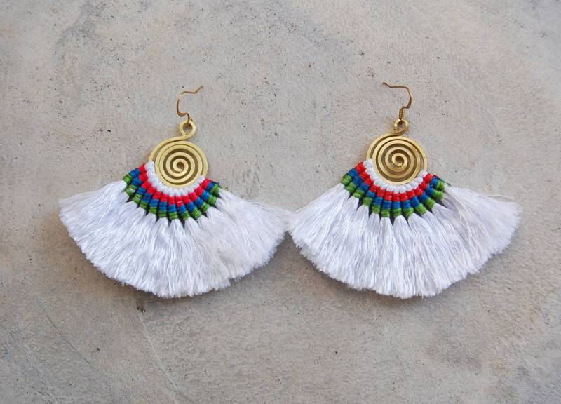 Spiralförmige Weiße Quasten Ohrringe Aus Gewachster Baumwolle von SiamHillTribes