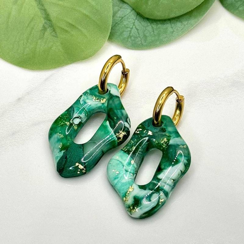 Siara Wavy Hoops/18K Vergoldete Creolen Mit Wellenförmigen Anhängern Aus Polymerton Siara Wavy Hoops/18K Vergoldete Creolen Mit Wellenförmigen Anhängern Aus Polymerton von SiaraClayArt