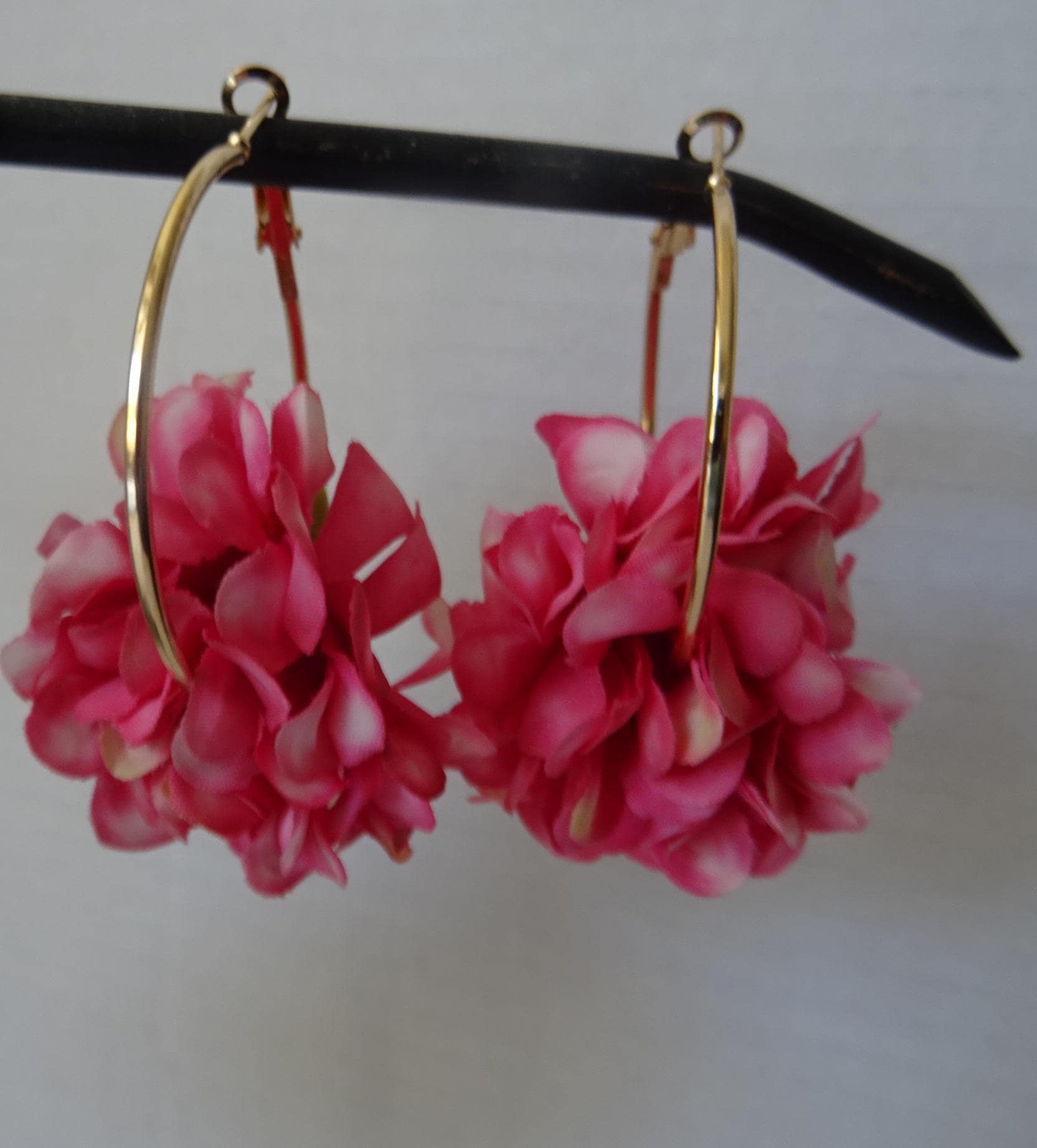 Blüten Creolen, Ohrschmuck, Rosa Hortensien, Blumenschmuck, Muttertagsgeschenk, Freundinnenschmuck, Bohostyle, Hippie, Acrylblätter Blüten Creolen, Ohrschmuck, Rosa Hortensien, Blumenschmuck, Muttertagsgeschenk, Freundinnenschmuck, Bohostyle, Hippie, Acrylblätter von SibeaDesign