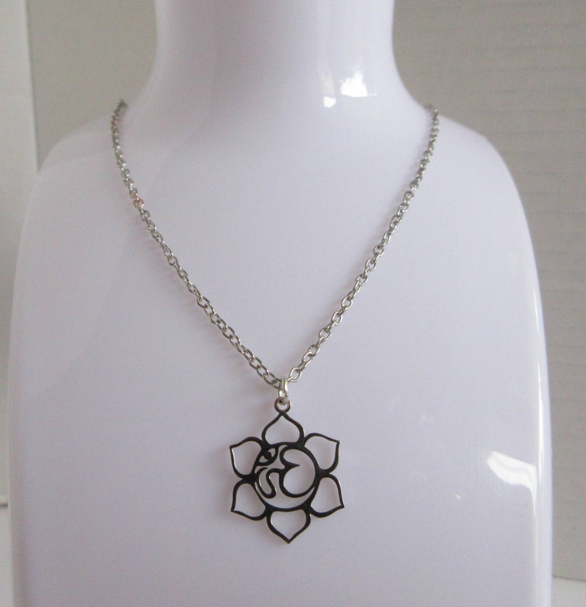 Gliederkette, Lotusblüte Mit Om Symbol, Klassisch, Halsschmuck, Mädchenkette, Silberfarbene Freundinnenschmuck von SibeaDesign