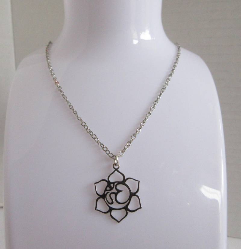 Gliederkette, Lotusblüte Mit Om Symbol, Klassisch, Halsschmuck, Mädchenkette, Silberfarbene Freundinnenschmuck von SibeaDesign