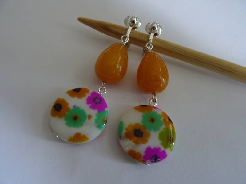 Lange Ohrclips, Chandeliers, Perlmuttanhänger, Boho Style, Bunte Blumen, Mädchengeschenk, Freundinnengeschenk, Gelbe Tropfenperlen von SibeaDesign