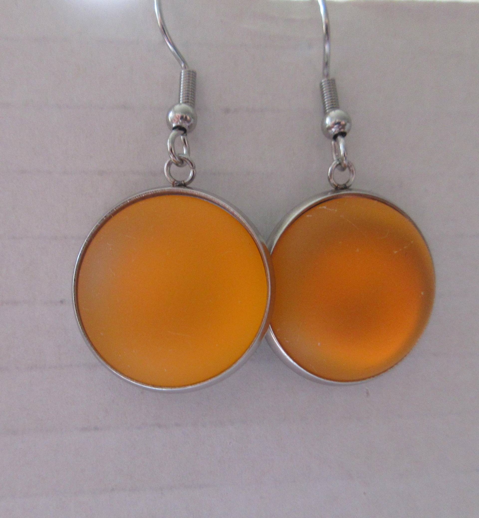Orangefarbene Ohrhänger, Leuchtende Polaris Halbperle, Edelstahll Ohrschmuck Mit Fassung, Edelstahlhaken, Mottoparty, Modeschmuck Orangefarbene Ohrhänger, Leuchtende Polaris Halbperle, Edelstahll Ohrschmuck Mit Fassung, Edelstahlhaken, Mottoparty, Modeschmuck von SibeaDesign