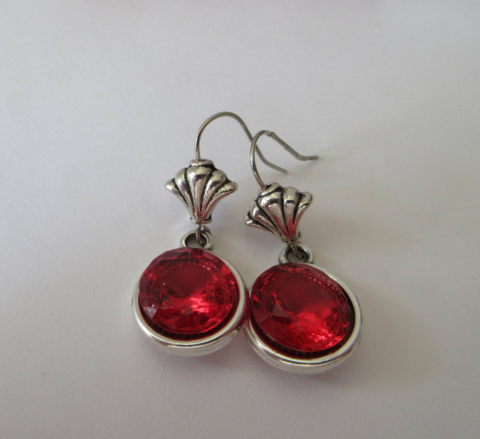 Rote Ohrhänger, Ohrschmuck, Schliffperle in Fassung, Leuchtend Rote Halbperlen, Freundinnengeschenk, Mitbringsel von SibeaDesign