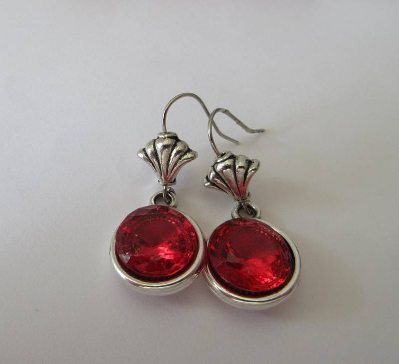 Rote Ohrhänger, Ohrschmuck, Schliffperle in Fassung, Leuchtend Rote Halbperlen, Freundinnengeschenk, Mitbringsel von SibeaDesign