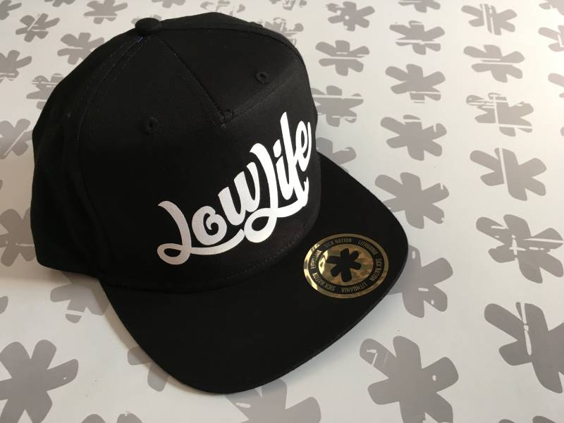 Low Life 5 Panel Snapback Cap in Schwarz Für Alle Tiefergelegten Und Stance Car Enthusiasten Low Life 5 Panel Snapback Cap in Schwarz Für Alle Tiefergelegten Und Stance Car Enthusiasten von SickTshirts