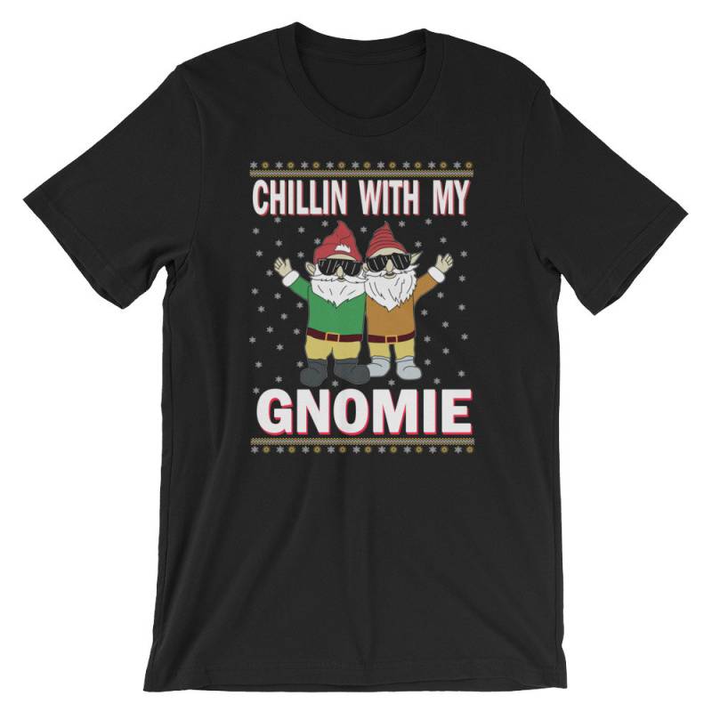 Chillin Mit Meinem Gnomie Ugly Christmas Style Kurzärmeliges Unisex T-Shirt von SickofworkDesigns
