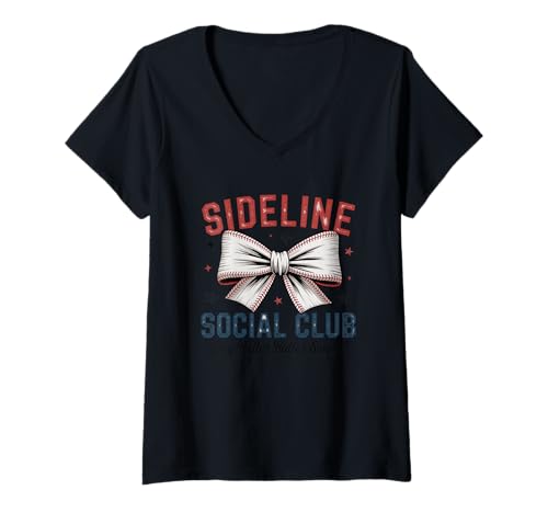Damen Sideline Social Club Bow Sports Spirit T-Shirt mit V-Ausschnitt von Sideline Social Club Sports Enthusiasts