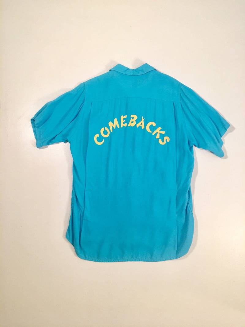 1950Er Jahre King Louie "Comebacks' Chainstitch Rayon Bowling Shirt M 1950Er Jahre King Louie "Comebacks' Chainstitch Rayon Bowling Shirt M von SideshowClothingCo