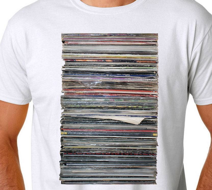Schallplattenalbum-Sammelstapel Und Adapter, Weißes Musik-T-Shirt Schallplattenalbum-Sammelstapel Und Adapter, Weißes Musik-T-Shirt von SidewalkShopLA