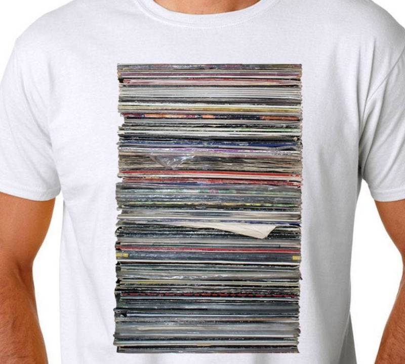 Schallplattenalbum-Sammelstapel Und Adapter, Weißes Musik-T-Shirt Schallplattenalbum-Sammelstapel Und Adapter, Weißes Musik-T-Shirt von SidewalkShopLA