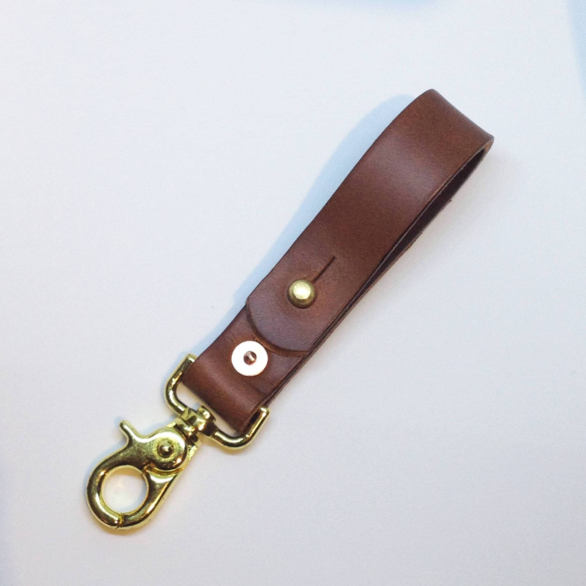 Handgefertigte Schlüsselschließe Aus Leder. Schlüsselanhänger, Schlüsselschlaufe. Mittelbraun Gegerbtes Leder Handgefertigte Schlüsselschließe Aus Leder. Schlüsselanhänger, Schlüsselschlaufe. Mittelbraun Gegerbtes Leder von SidewinderApparel