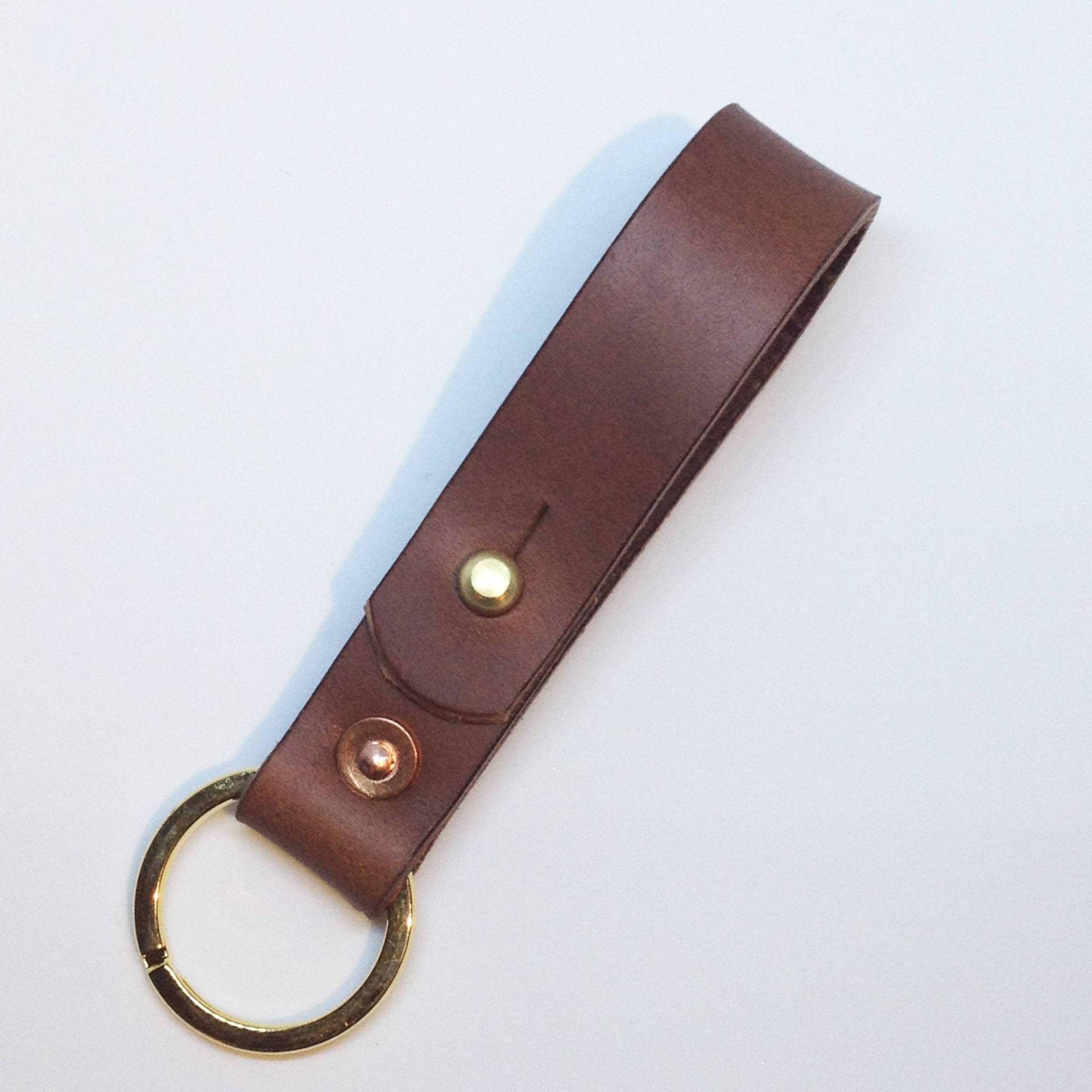 Handgefertigter Schlüsselanhänger Aus Leder. Schlüsselanhänger, Schlüsselschlaufe. Mittelbraun Gegerbtes Leder Handgefertigter Schlüsselanhänger Aus Leder. Schlüsselanhänger, Schlüsselschlaufe. Mittelbraun Gegerbtes Leder von SidewinderApparel