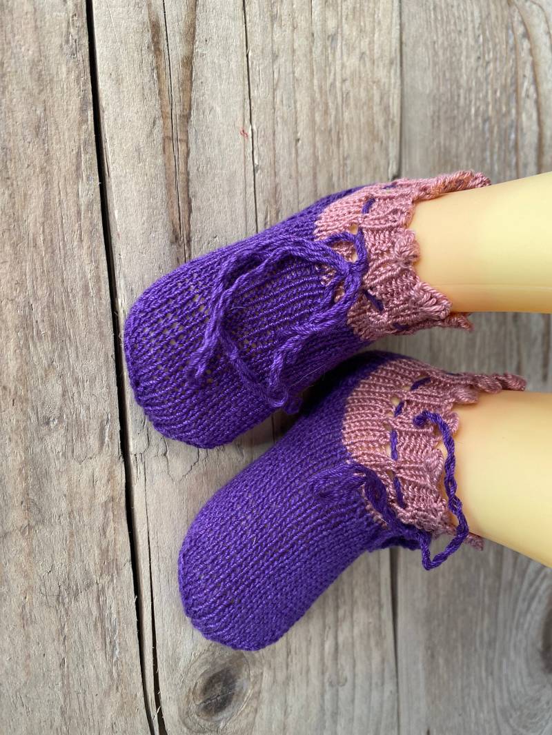 Babysöckchen Babyschuhe Lila Handgefertigt - Einzelstück von SiebenGeisslein