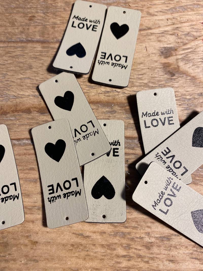 Labels Made With Love Kunstlederlabel Etikett Tags/Label Zum Annähen Faltlabel Labels Made With Love Kunstlederlabel Etikett Tags/Label Zum Annähen Faltlabel von SiebenGeisslein