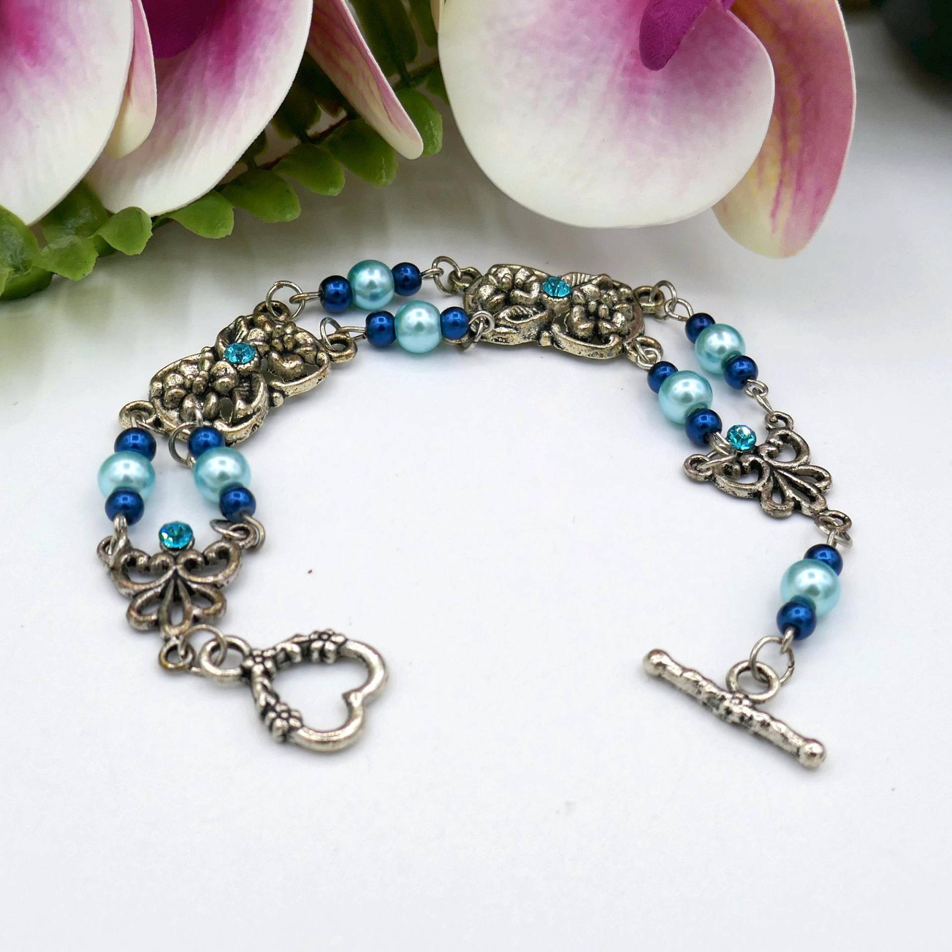 Armkette Antik-Silberfarben Zweireihig Armband Armschmuck Perlenschmuck Hellblaue Und Dunkelblaue Glaswachsperlen Florale Verbinder Strass Armkette Antik-Silberfarben Zweireihig Armband Armschmuck Perlenschmuck Hellblaue Und Dunkelblaue Glaswachsperlen Florale Verbinder Strass von SiebenSchmuckDesign
