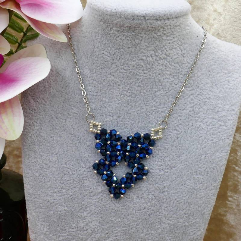 Handgefädelte Perlenkette Aus Metallicblauen Bicone Glasperlen Und Silberfarben Myukiperlen Mit Metallkette von Herzhandliebe