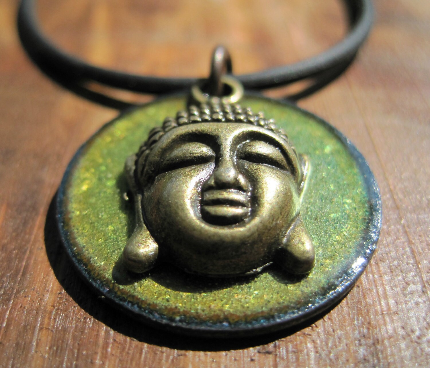 Buddha Halskette, Kupfer Emaille Olivgrün, Anhänger, Schmuck Buddha Halskette, Kupfer Emaille Olivgrün, Anhänger, Schmuck von SiftandWinnow